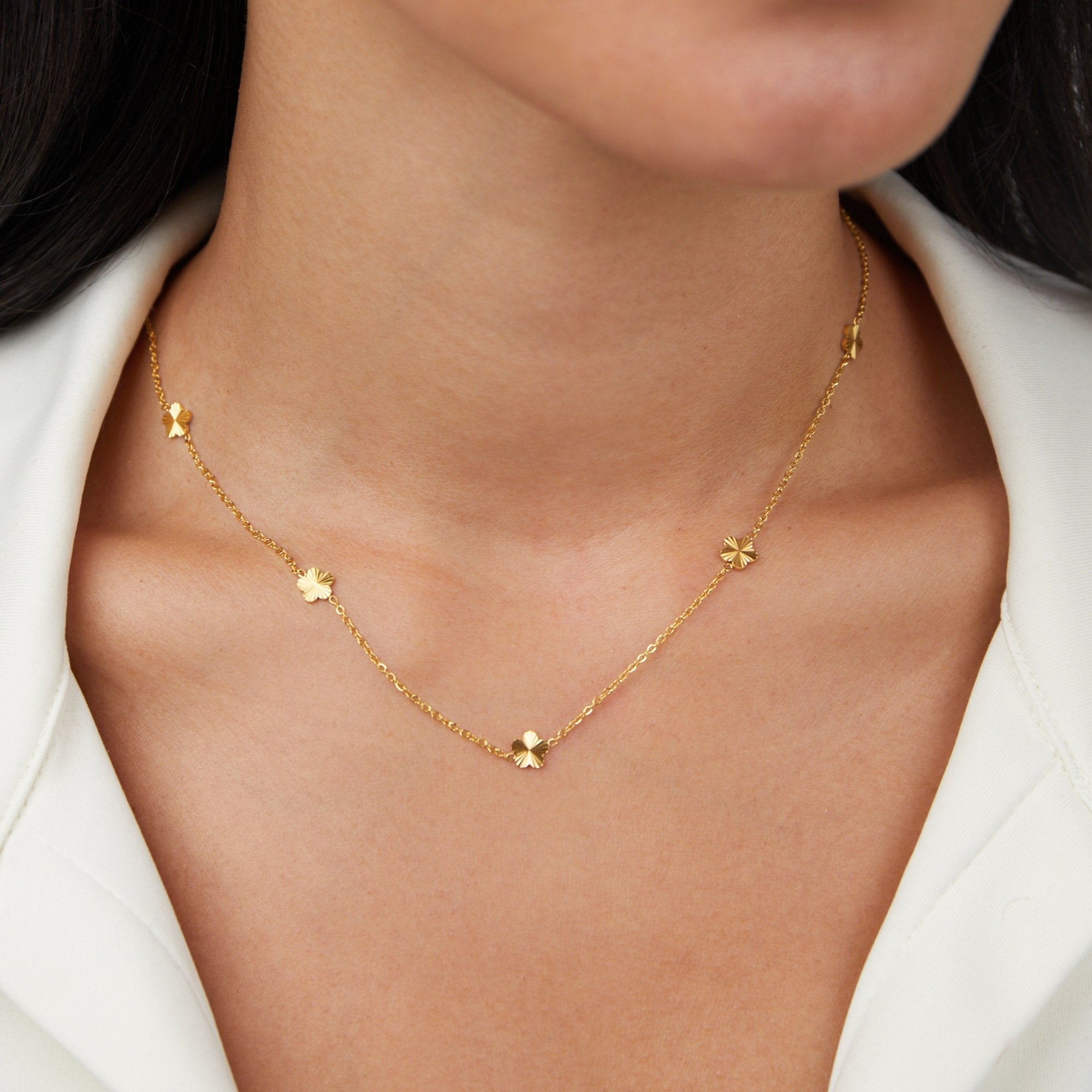 Ketting met gouden bloemen